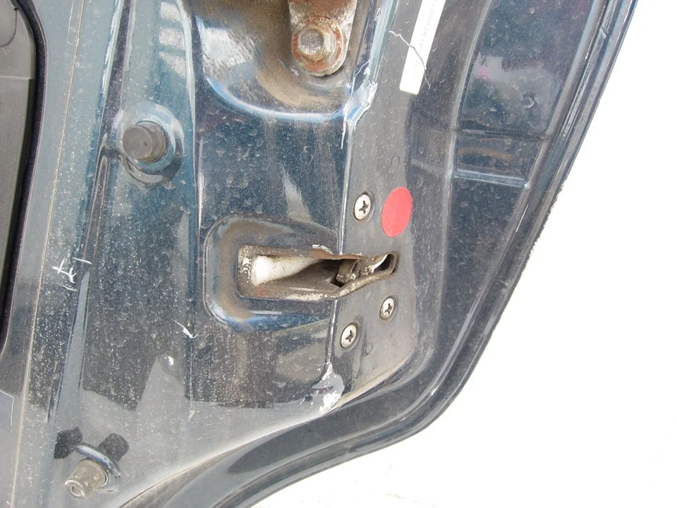 Foto de CERRADURA PUERTA TRASERA DERECHA MAZDA 5 BERLINA (CR) 2.0 Diesel CAT (143 CV / 105 KW)