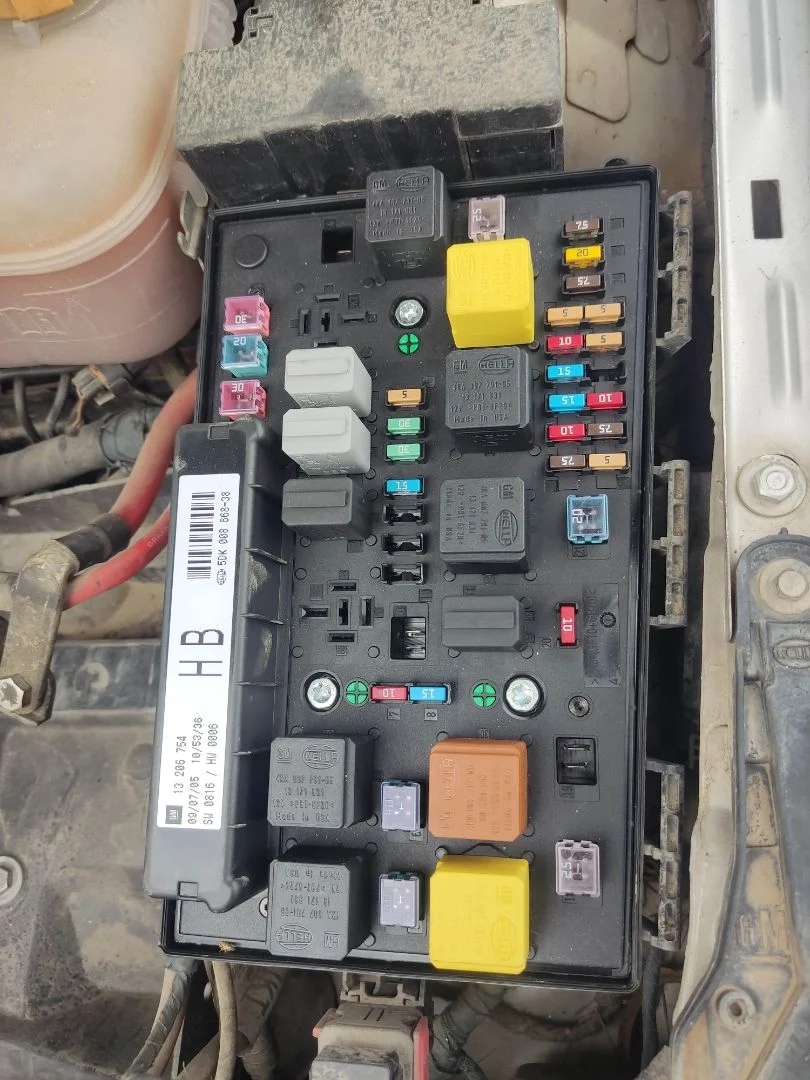Foto de CAJA RELES / FUSIBLES OPEL ASTRA H GTC 1.3 16V CDTI CAT (Z 13 DTH / L4I) (90 CV / 66 KW)