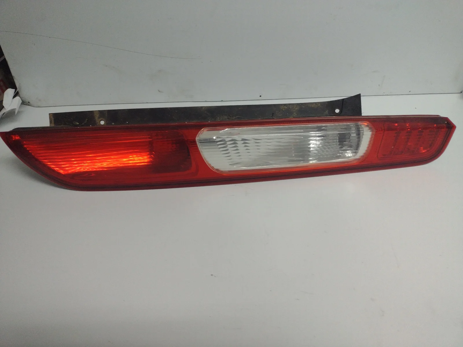 Foto de PILOTO TRASERO DERECHO FORD FOCUS BERLINA (CAP) 2.0 TDCi CAT (136 CV / 100 KW) referencia 4M5113404A