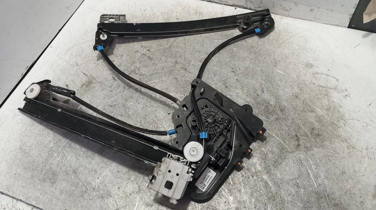 Foto de ELEVALUNAS DELANTERO DERECHO TESLA MODEL 3 eléctrico 258 kW (cont. 153 kW) (350 CV / 258 KW) referencia 1096621-20-J