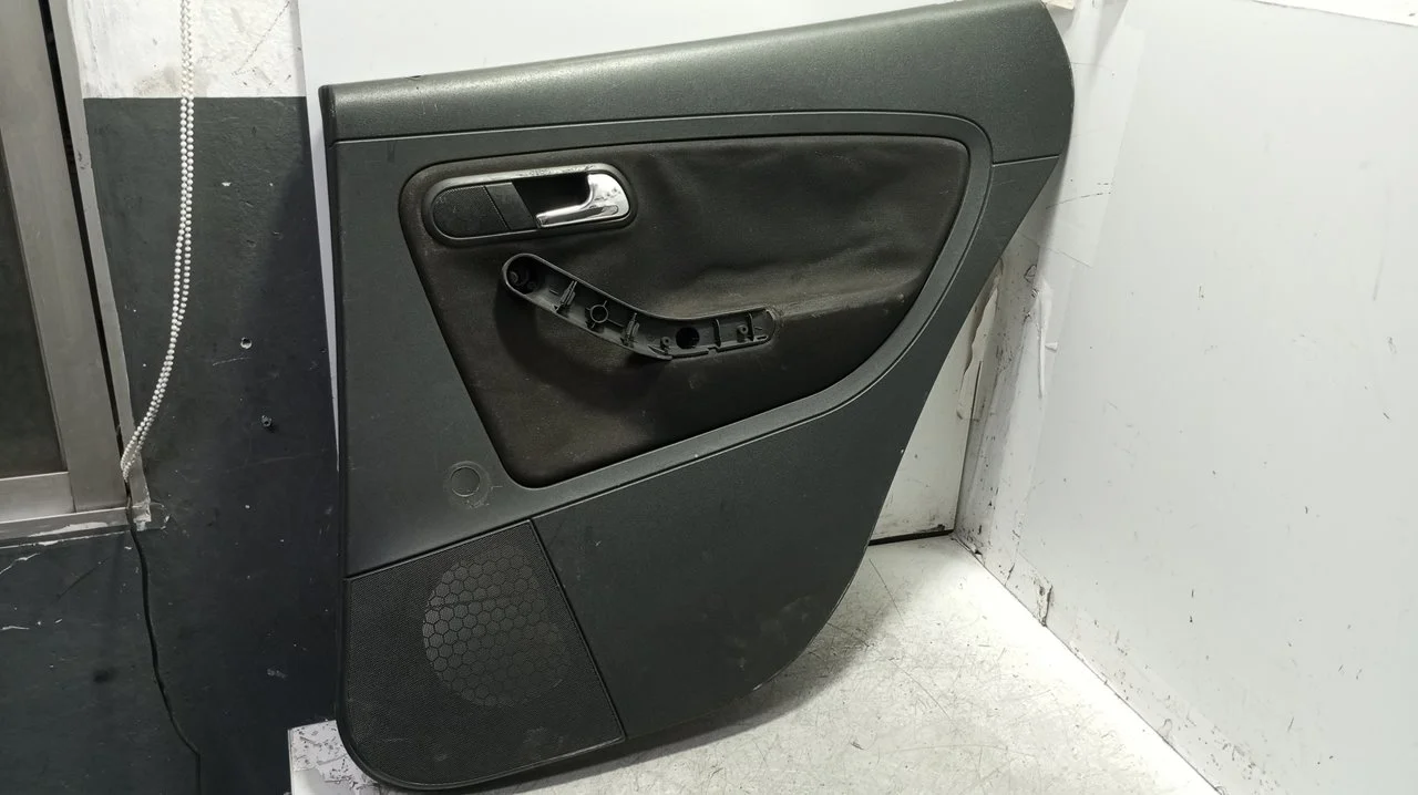 Foto de GUARNECIDO PUERTA TRASERA DERECHA SEAT CORDOBA BERLINA (6L2) 1.4 16V (101 CV / 74 KW) referencia 6L4867212
