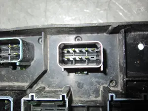 Foto de CAJA RELES / FUSIBLES CHRYSLER VOYAGER (RG) 2.4 CAT (147 CV / 108 KW) referencia 04868093AAA foto 5