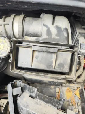 Foto de CAJA FILTRO AIRE RENAULT CLIO III 1.5 dCi Diesel CAT (86 CV / 63 KW)