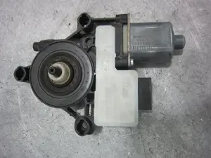 Foto de MOTOR ELEVALUNAS TRASERO IZQUIERDO SEAT LEON (5F1) 1.6 TDI (105 CV / 77 KW) referencia 5Q0959811A foto 3
