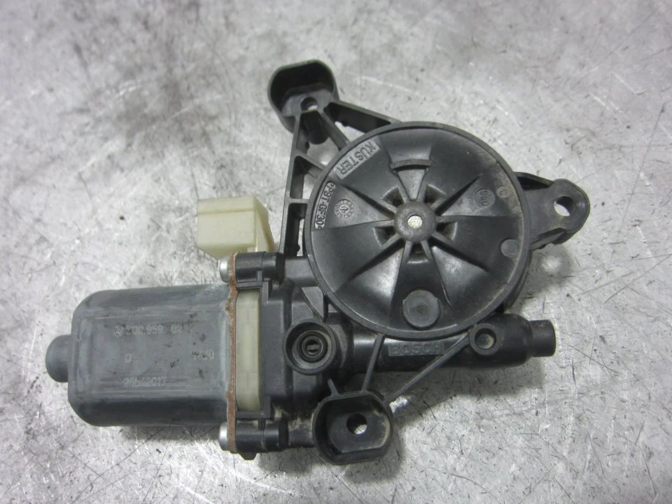 Foto de MOTOR ELEVALUNAS DELANTERO DERECHO VOLKSWAGEN TIGUAN (AD1) 2.0 TDI DPF (239 CV / 176 KW) referencia 5Q0959802C