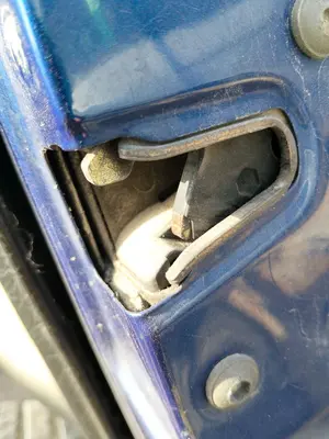 Foto de CERRADURA PUERTA DELANTERA IZQUIERDA SEAT IBIZA (6K1) 1.4  (60 CV / 44 KW)