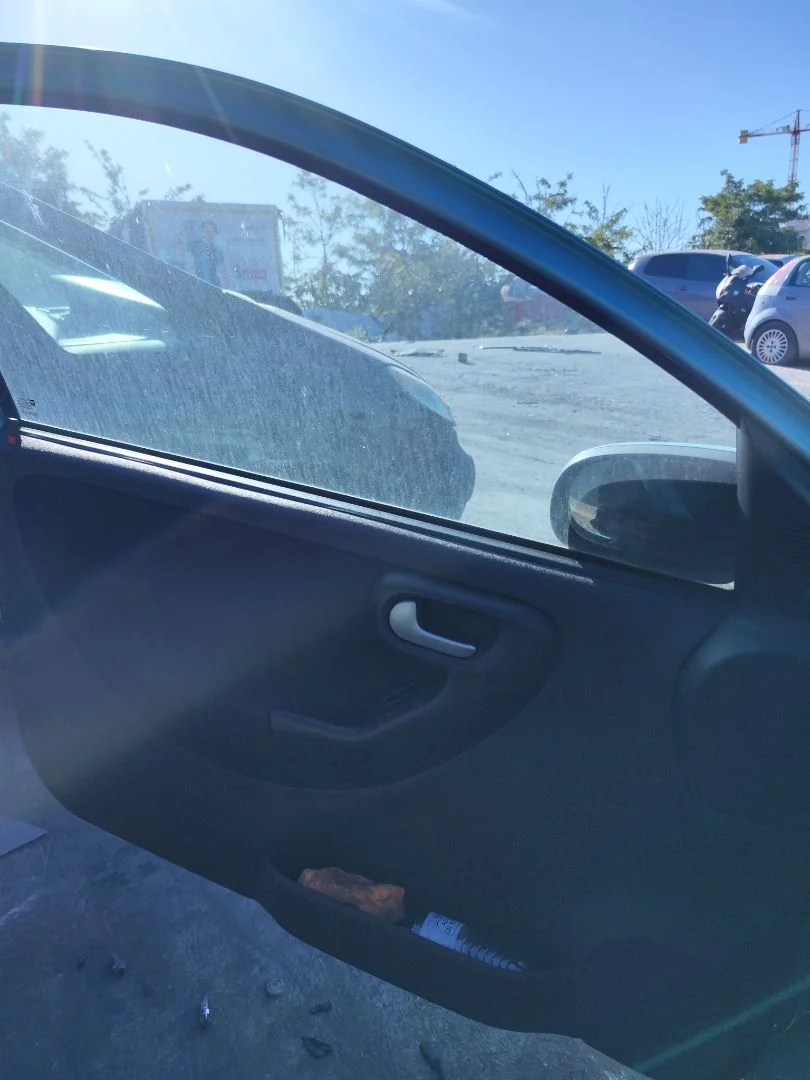 Foto de LUNA DELANTERA IZQUIERDA OPEL CORSA C 1.2 16V CAT (Z 12 XEP / LB4) (80 CV / 59 KW)