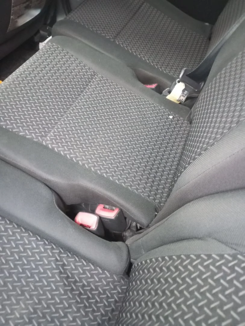Foto de ENGANCHE CINTURON TRASERO IZQUIERDO TOYOTA COROLLA VERSO (R1) 2.2 Turbodiesel CAT (136 CV / 100 KW)