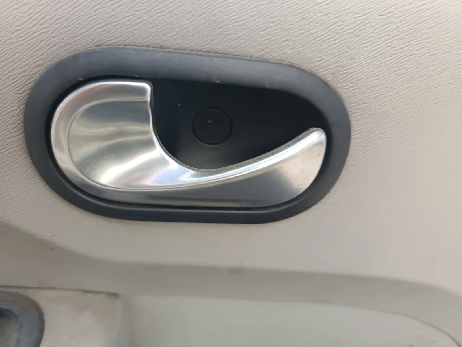 Foto de MANETA INTERIOR DELANTERA IZQUIERDA RENAULT TWINGO II 1.5 dCi Diesel (64 CV / 47 KW)