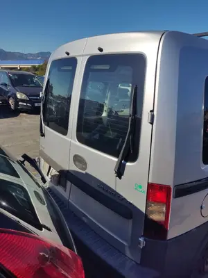 Foto de PORTON TRASERO DERECHO OPEL COMBO (CORSA C) 1.7 16V DI CAT (Y 17 DTL / LK8) (65 CV / 48 KW)