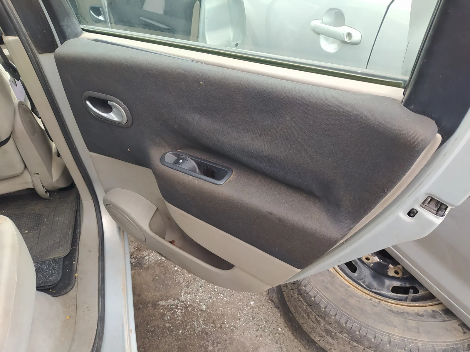 Foto de GUARNECIDO PUERTA TRASERA DERECHA RENAULT SCENIC II (JM) 1.6 16V (113 CV / 83 KW) referencia 7701056973