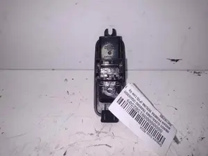 Foto de MANDO ELEVALUNAS TRASERO IZQUIERDO NISSAN PRIMERA BERLINA (P12) 1.9 16V Turbodiesel CAT (120 CV / 88 KW) referencia 25411AV600 foto 4