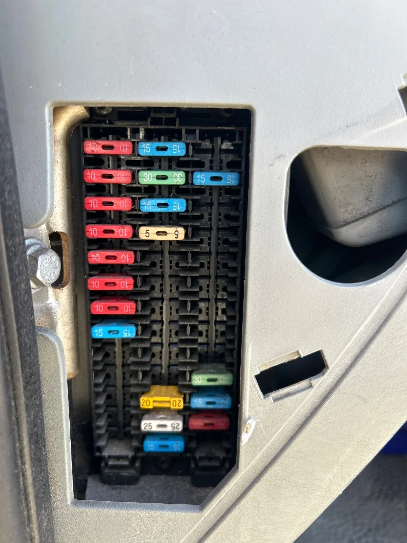 Foto de CAJA RELES / FUSIBLES RENAULT TRAFIC II FURGÓN 2.5 dCi Diesel CAT (135 CV / 99 KW)
