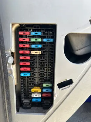 Foto de CAJA RELES / FUSIBLES RENAULT TRAFIC II FURGÓN 2.5 dCi Diesel CAT (135 CV / 99 KW)