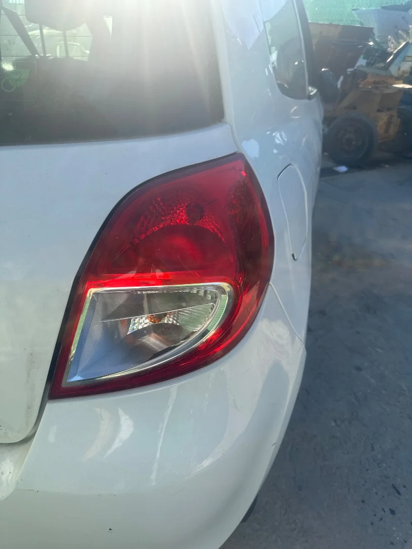 Foto de PILOTO TRASERO DERECHO RENAULT CLIO III 1.5 dCi Diesel (68 CV / 50 KW)