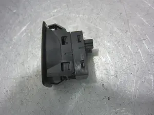 Foto de MANDO ELEVALUNAS TRASERO DERECHO BMW SERIE 1 BERLINA 5P (F20) 2.0 Turbodiesel (116 CV / 85 KW) referencia 920810602 foto 3