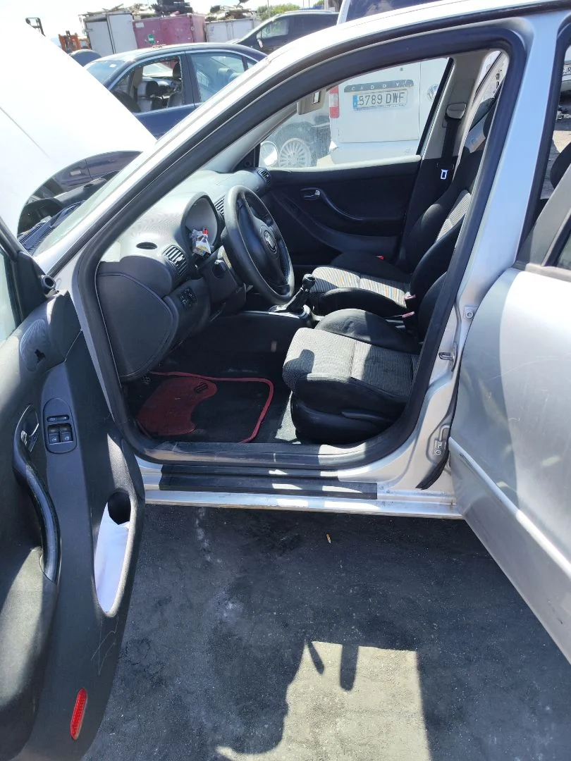 Foto de GOMAS CONTORNO PUERTA SEAT LEON (1M1) 1.9 TDI (90 CV / 66 KW)