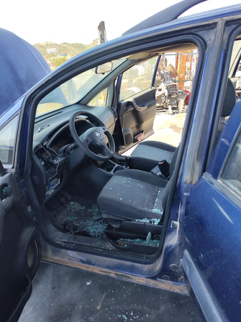 Foto de GOMAS CONTORNO PUERTA OPEL ZAFIRA A 1.6 16V (101 CV / 74 KW)