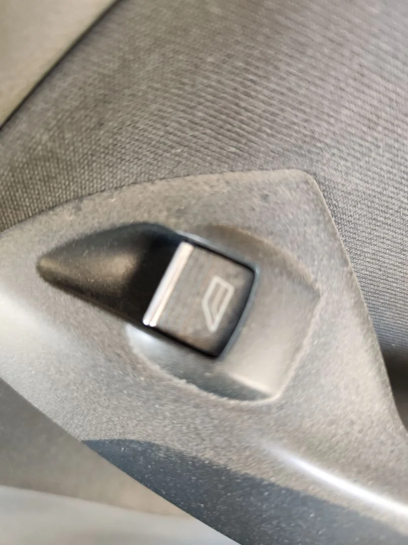 Foto de MANDO ELEVALUNAS TRASERO DERECHO FORD C-MAX (CB7) 1.6 TDCi CAT (116 CV / 85 KW)