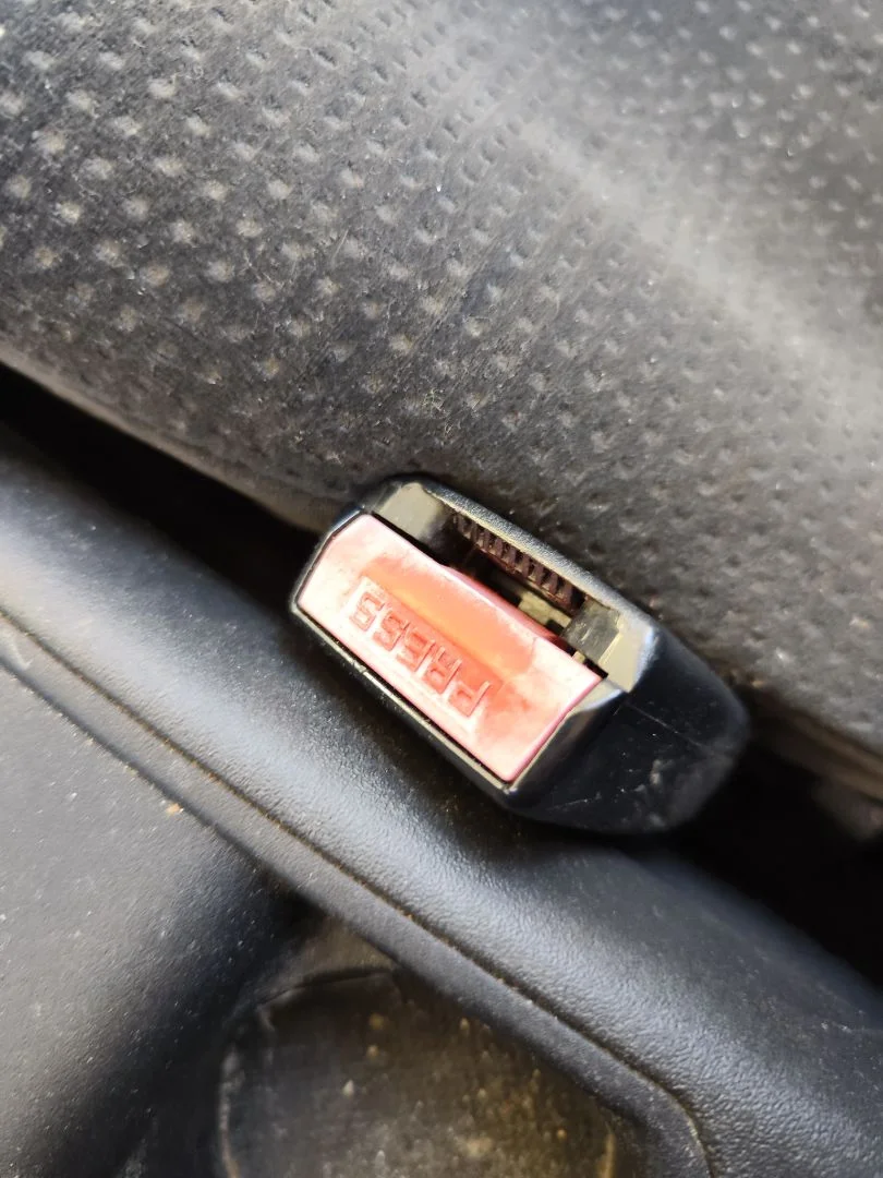 Foto de ENGANCHE CINTURON DELANTERO DERECHO CITROEN C4 BERLINA 1.6 16V HDi (90 CV / 66 KW)