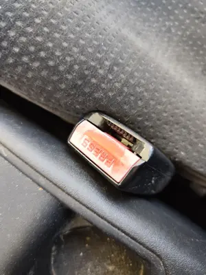 Foto de ENGANCHE CINTURON DELANTERO DERECHO CITROEN C4 BERLINA 1.6 16V HDi (90 CV / 66 KW)