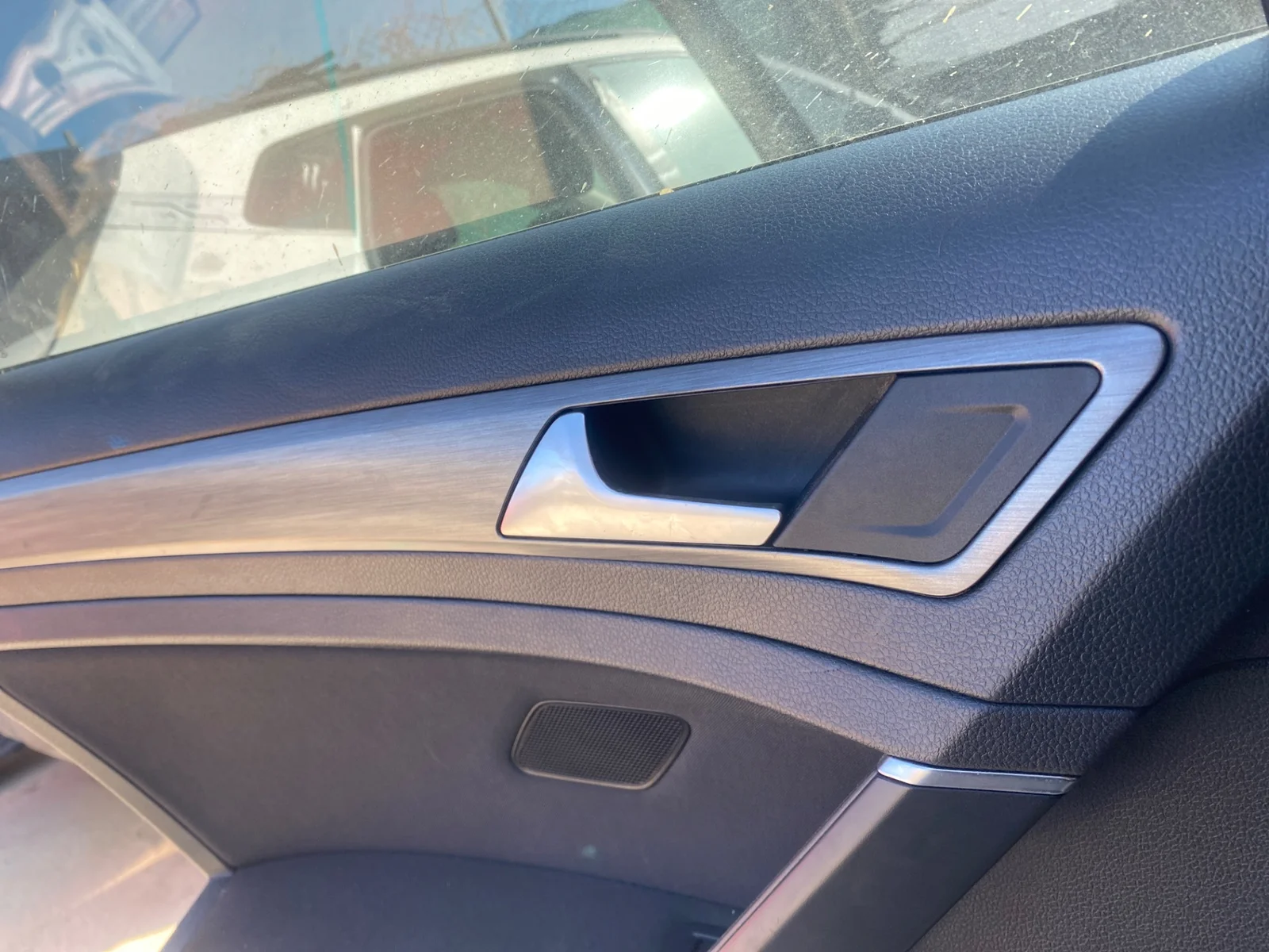 Foto de MANETA INTERIOR TRASERA IZQUIERDA VOLKSWAGEN GOLF VII (5G1/BE1) 1.4 16V TSI (122 CV / 90 KW) referencia 5G0839113  UBN