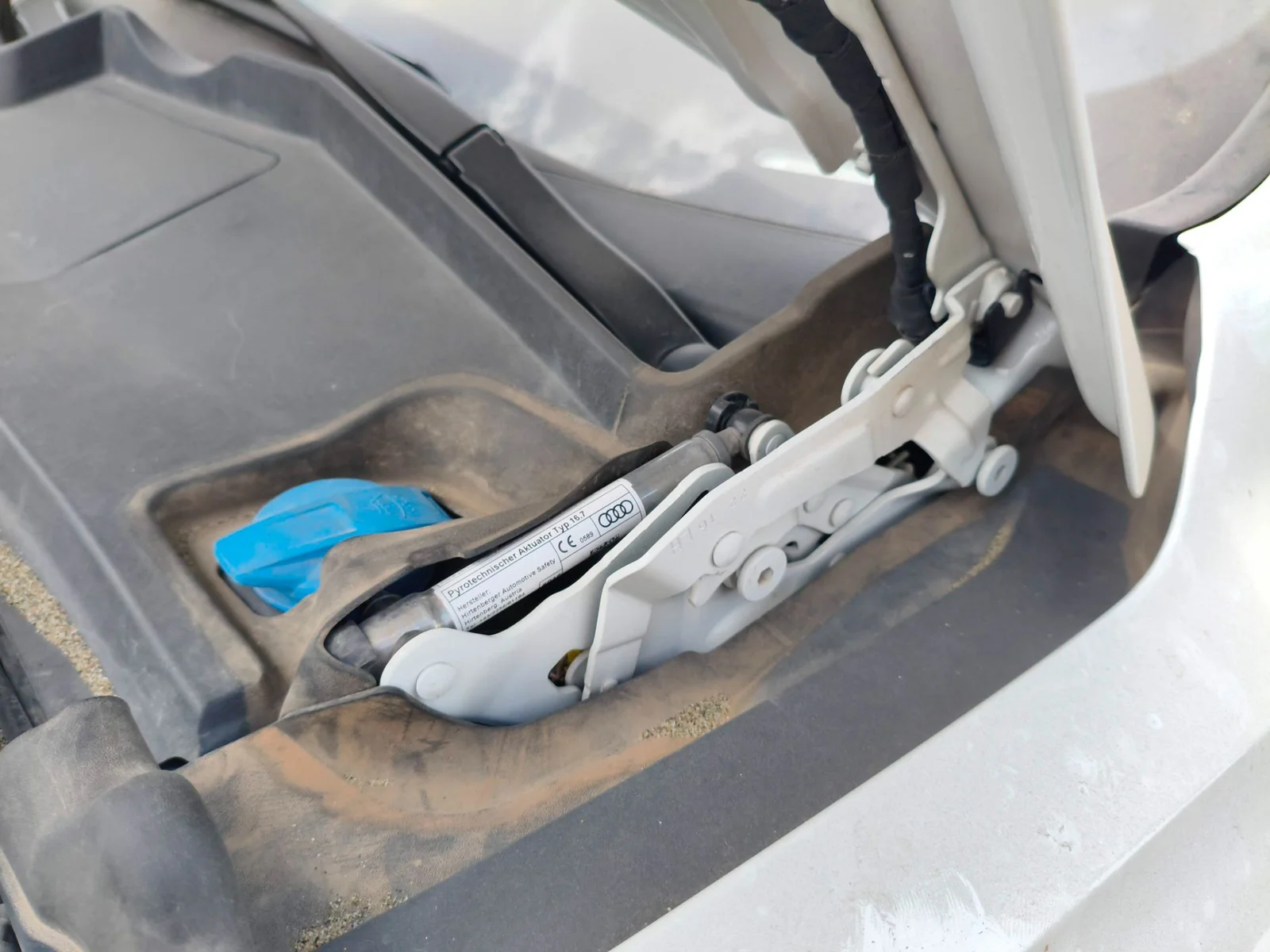 Foto de BISAGRA CAPO IZQUIERDA AUDI SQ7 (4MB) 4.0 V8 TDI (435 CV / 320 KW)