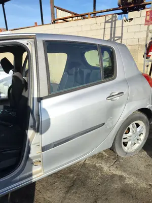 Foto de PUERTA TRASERA IZQUIERDA RENAULT CLIO III 1.4 16V (98 CV / 72 KW)