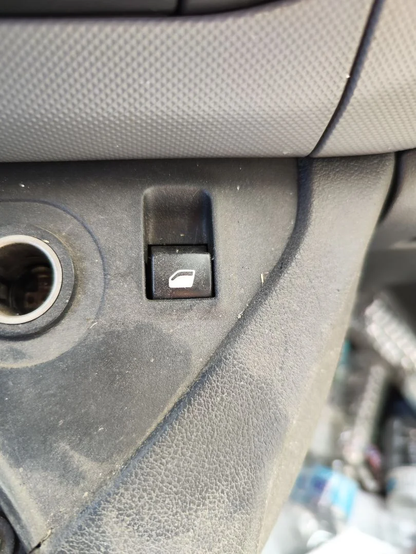 Foto de MANDO ELEVALUNAS DELANTERO DERECHO CITROEN BERLINGO FURGÓN 1.6 Blue-HDI FAP (99 CV / 73 KW)