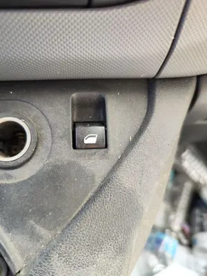 Foto de MANDO ELEVALUNAS DELANTERO DERECHO CITROEN BERLINGO FURGÓN 1.6 Blue-HDI FAP (99 CV / 73 KW)