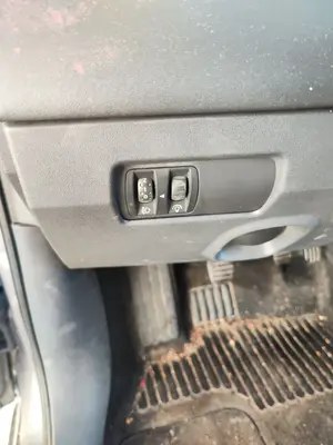 Foto de INTERRUPTOR RENAULT MEGANE II BERLINA 5P 1.5 dCi Diesel (101 CV / 74 KW)