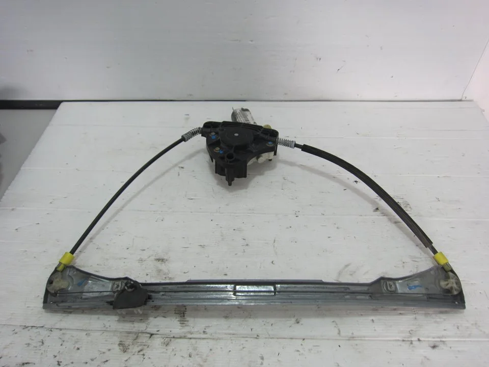 Foto de ELEVALUNAS DELANTERO DERECHO RENAULT CLIO II FASE II (B/CB0) 1.5 dCi Diesel (68 CV / 50 KW) referencia 106212XXX