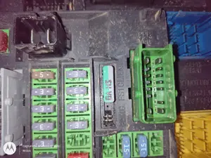 Foto de CAJA RELES / FUSIBLES CITROEN C4 BERLINA 1.6 e-HDi FAP (114 CV / 84 KW) referencia 9665547480 foto 3