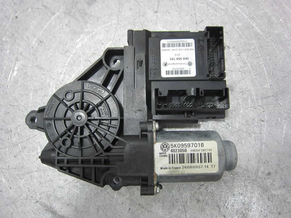 Foto de MOTOR ELEVALUNAS DELANTERO IZQUIERDO VOLKSWAGEN GOLF VI (5K1)(10.2008) referencia 5K0959701B