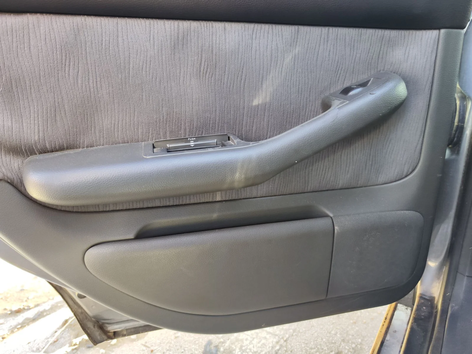 Foto de GUARNECIDO PUERTA TRASERA IZQUIERDA AUDI A6 BERLINA (4B2) 2.4 V6 30V (165 CV / 121 KW)