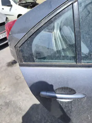 Foto de LUNA CUSTODIA TRASERA DERECHA NISSAN PRIMERA BERLINA (P12) 1.9 16V Turbodiesel CAT (120 CV / 88 KW)