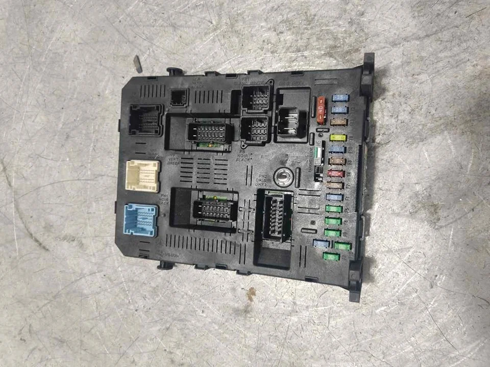Foto de CAJA RELES / FUSIBLES PEUGEOT 307 BREAK/ SW (S2) 1.6 HDi FAP CAT (9HZ / DV6TED4) (109 CV / 80 KW) referencia 9661940480
