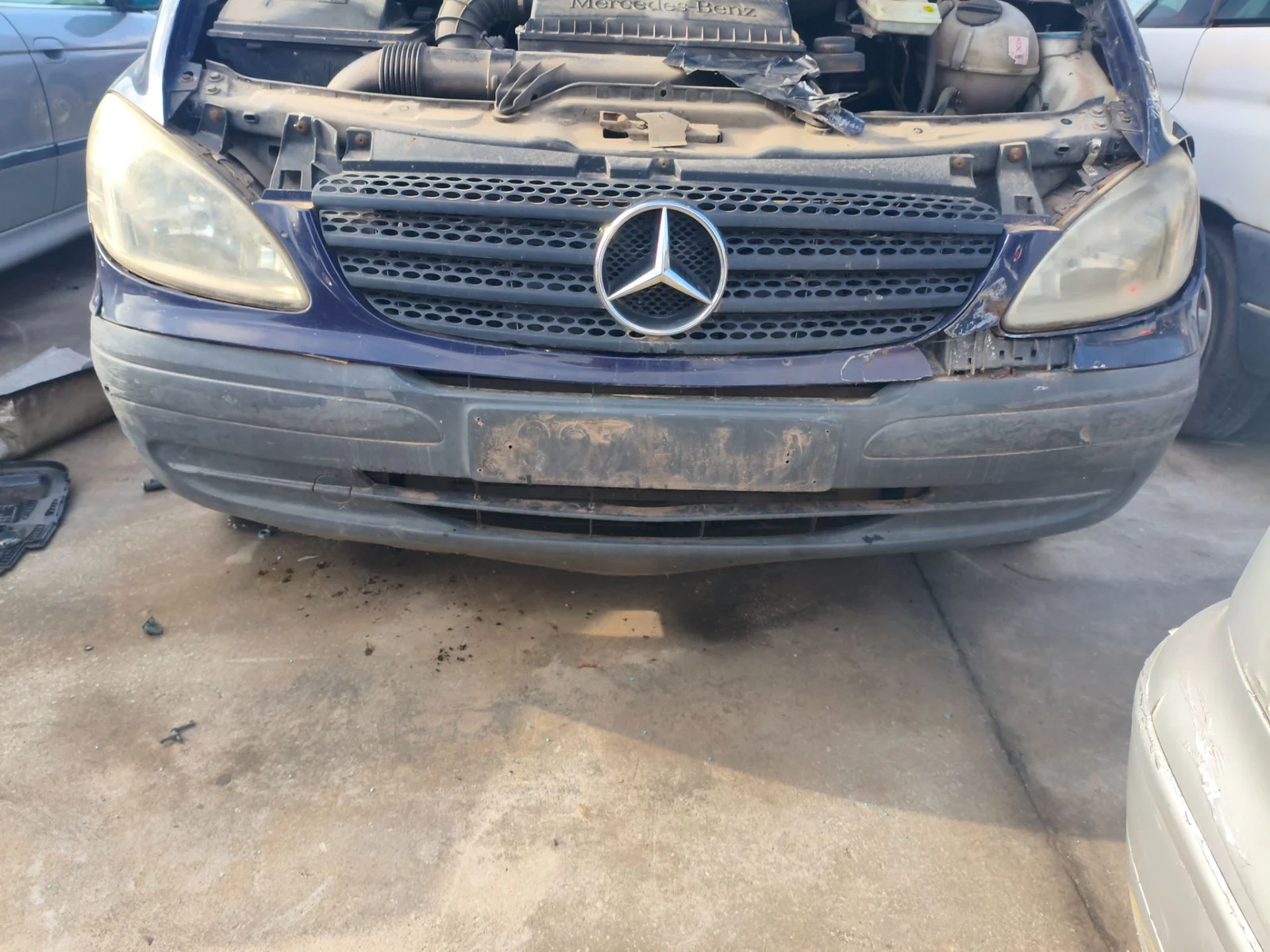 Foto de PARAGOLPES DELANTERO MERCEDES-BENZ VITO MIXTO (639) 2.1 CDI CAT (109 CV / 80 KW)