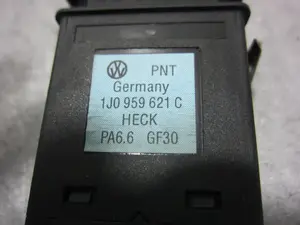 Foto de INTERRUPTOR VOLKSWAGEN GOLF IV BERLINA (1J1)(10.1997) 1.6 16V (105 CV / 77 KW) referencia 1J0959621C foto 4
