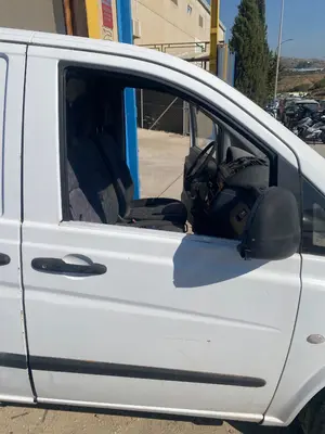 Foto de PUERTA DELANTERA DERECHA MERCEDES-BENZ VITO FURGÓN (639) 2.1 CDI CAT (109 CV / 80 KW) referencia A6397201105