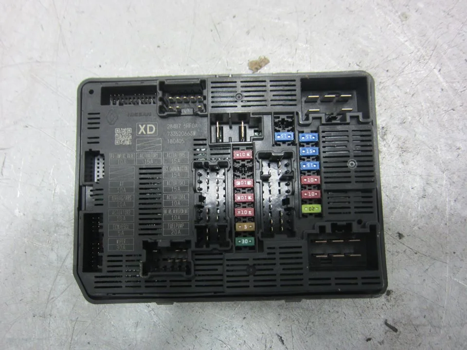 Foto de CAJA RELES / FUSIBLES NISSAN MICRA (K14) 0.9 CAT (90 CV / 66 KW) referencia 7335203AP8