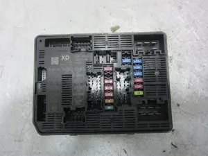 Foto de CAJA RELES / FUSIBLES NISSAN MICRA (K14) 0.9 CAT (90 CV / 66 KW) referencia 7335203AP8