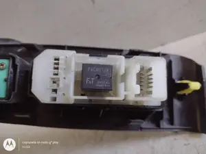 Foto de MANDO ELEVALUNAS DELANTERO DERECHO LEXUS RX 300 (MCU35) 3.0 V6 CAT (204 CV / 150 KW) referencia 8403048070 foto 2