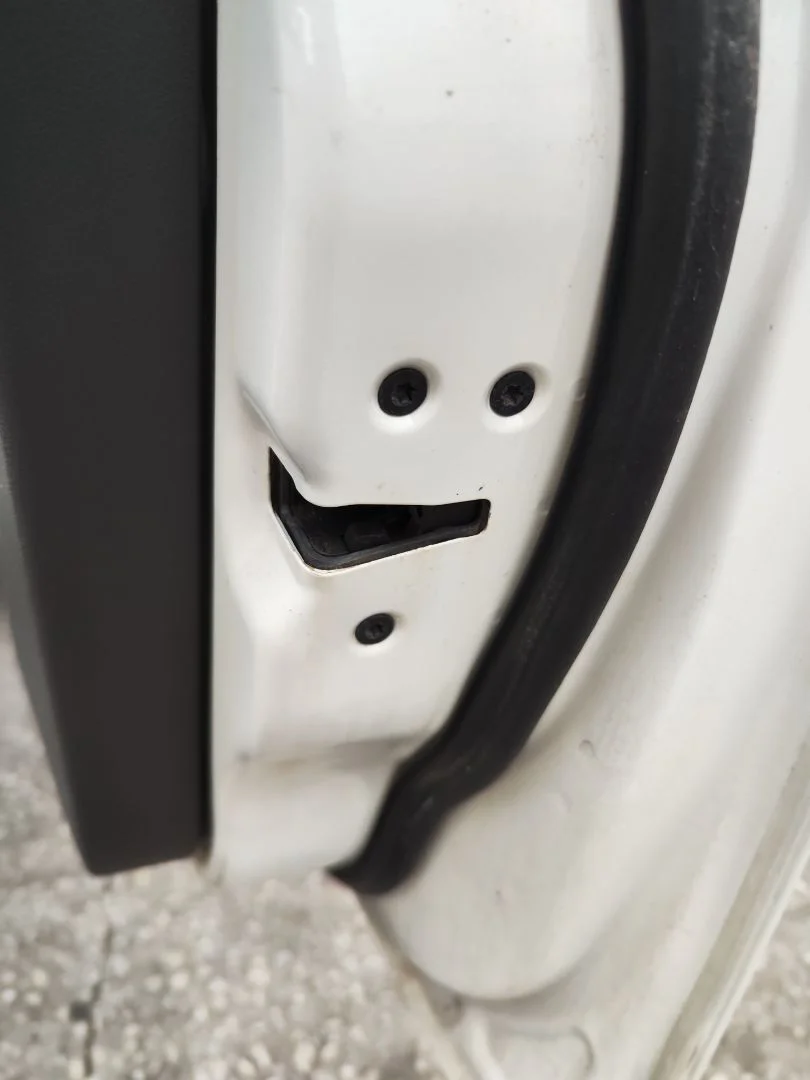Foto de CERRADURA PUERTA DELANTERA DERECHA FORD FOCUS BERLINA (CAP) 1.6 TDCi CAT (90 CV / 66 KW)