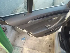 Foto de MANETA INTERIOR TRASERA IZQUIERDA BMW SERIE 5 TOURING (F11) 2.0 Turbodiesel (184 CV / 135 KW)