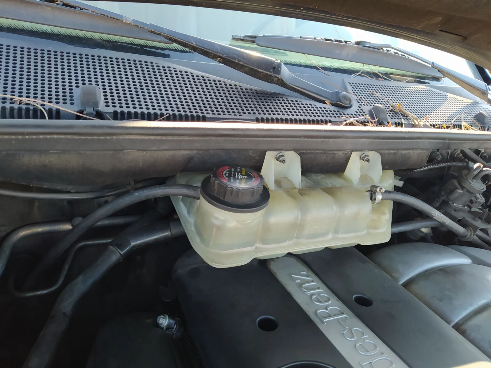 Foto de DEPOSITO EXPANSION MERCEDES-BENZ CLASE ML (BM 163) 4.0 CDI 32V CAT (250 CV / 184 KW) referencia A1635000349