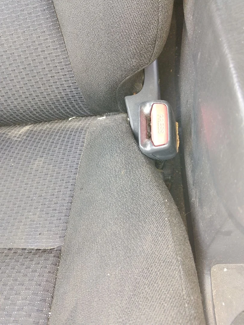 Foto de ENGANCHE CINTURON DELANTERO DERECHO TOYOTA COROLLA (E12) 1.4 16V CAT (97 CV / 71 KW)