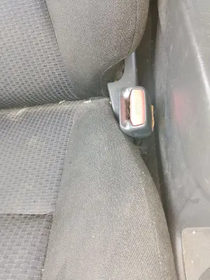 Foto de ENGANCHE CINTURON DELANTERO DERECHO TOYOTA COROLLA (E12) 1.4 16V CAT (97 CV / 71 KW)