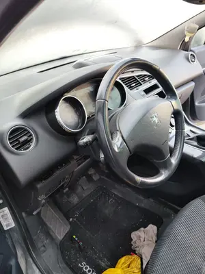 Foto de SALPICADERO PEUGEOT 5008 1.6 HDi FAP CAT (9HZ / DV6TED4) (109 CV / 80 KW) referencia 824776 foto 2