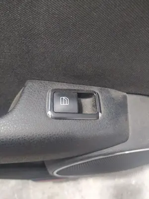 Foto de MANDO ELEVALUNAS TRASERO IZQUIERDO MERCEDES-BENZ CLASE C (BM 204) BERLINA 2.2 CDI CAT (170 CV / 125 KW)